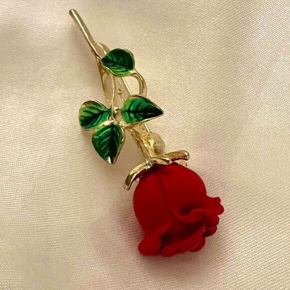 Jewelry - 🧷🥀GORGEOUS Rose Corsage Brooch With Green Enamel on Gold-Tone Metal
